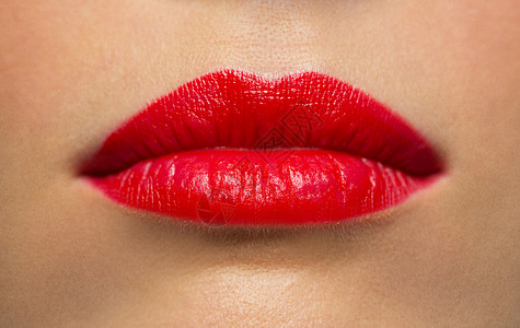 美丽,化妆人的用红色口红靠近女人的嘴唇嘴红色口红的女人的嘴唇嘴图片