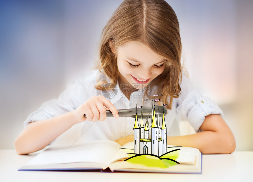 童,想象人的小女孩与放大镜阅读童话书,看城堡的玫瑰石英宁静梯度背景带放大镜的女孩读童话书图片
