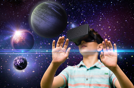 看星空男孩童,增强现实,技术人的男孩与虚拟耳机3D眼镜户外玩游戏夏天带虚拟现实耳机的男孩户外背景