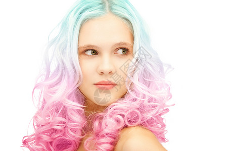 布雷姆斯美丽发型的青少女孩与时尚的蓝色粉红色渐变染色头发时尚的彩色渐变染发少女背景