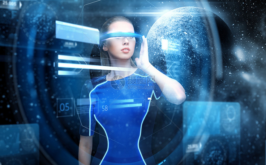 ,未来技术人的美丽的未来主义女人虚拟现实眼镜行星星系背景太空上虚拟现实眼镜中的女人图片