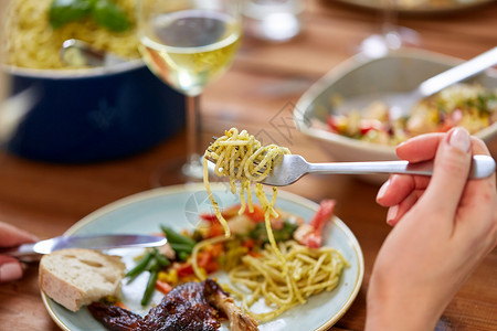 食物人的女人的手叉子刀子吃意大利吃意大利的女人的手图片