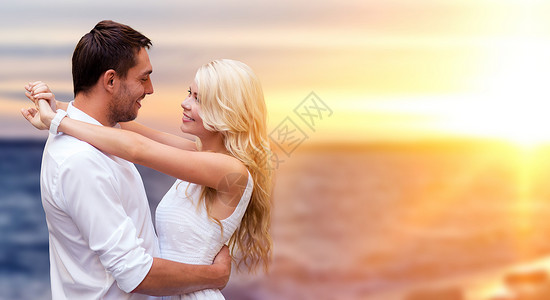 爱情,暑假,关系人的幸福的夫妇拥抱海上背景幸福的夫妇海上拥抱图片