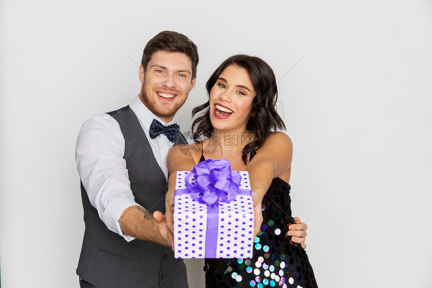 情人节,生日,周纪念假期快乐夫妇与礼品盒聚会上生日派上礼品盒的幸福夫妇图片