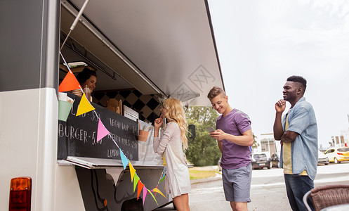 街头销售人们的快乐的顾客排队食品卡车快乐的顾客食品卡车排队图片