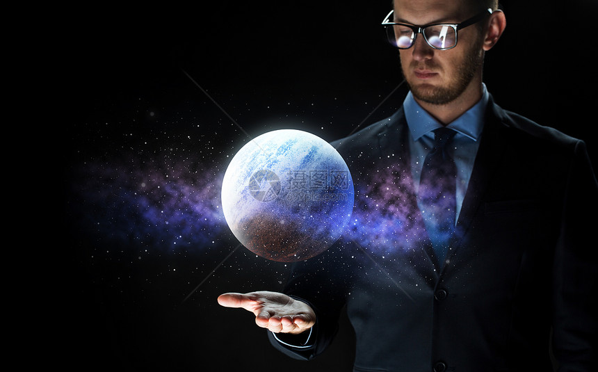 商业,天文学,增强现实人的接近商人与虚拟行星全息图用行星全息图商人图片