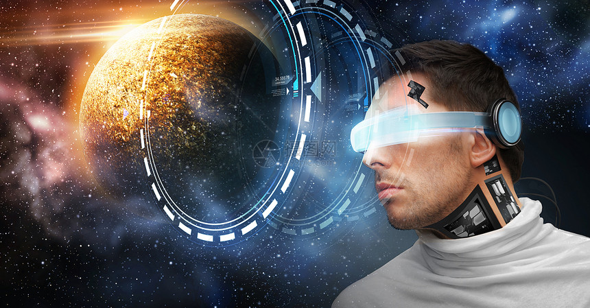 ,未来技术虚拟现实男机器人三维眼镜微芯片植入传感器行星恒星背景上的三维眼镜传感器中的男机器人图片