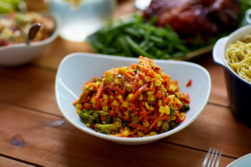 食物,烹饪饮食蔬菜沙拉碗木桌上木桌上碗里的蔬菜沙拉图片