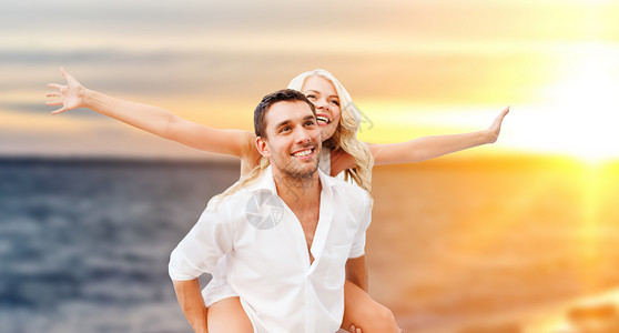 暑假,旅游,旅游人的幸福的夫妇海上背景海背景下的幸福夫妇图片