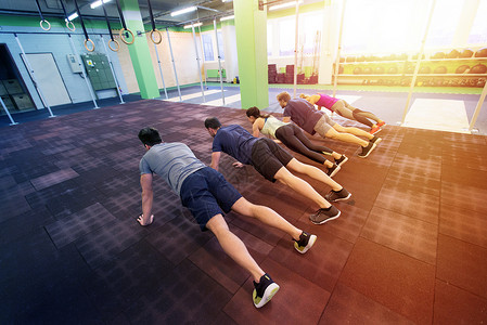 健身,运动,锻炼,训练健康的生活方式群人健身房直臂木板群人健身房锻炼图片