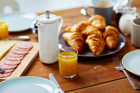 食物饮食咖啡壶杯橙汁早餐的木制桌子上早餐时,咖啡壶杯果汁放桌子上图片