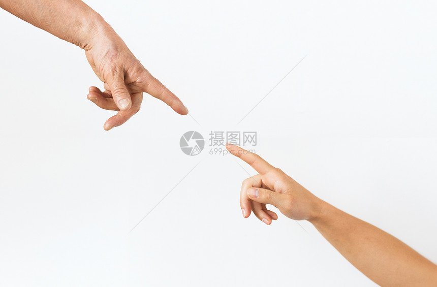 人,龄身体部位的亲密的老轻妇女的手指向手指老轻妇女的手图片