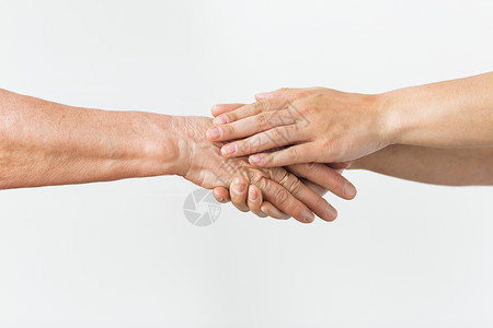 人,龄身体部位的亲密的高级轻的妇女牵手亲密的老人轻的女人牵手图片