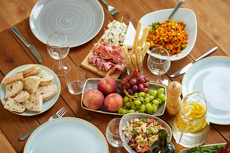食物,烹饪饮食各种菜肴上桌的木制桌子顶部餐桌上的各种食物图片