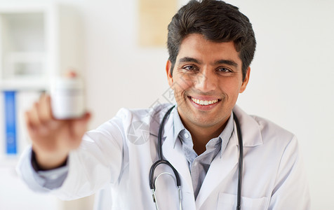医学,医疗人的快乐的微笑男医生与听诊器药物诊所带听诊器药物的快乐医生图片
