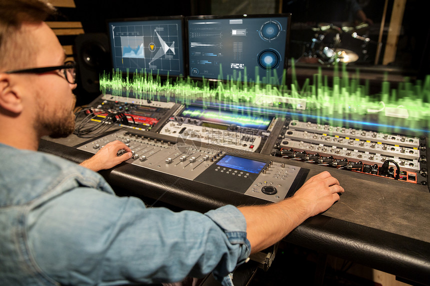 音乐,技术设备人混合控制台与计算机器录音室音乐录音室混合控制台的人图片
