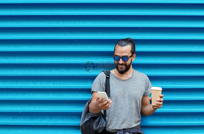 饮料,技术人的近距离的人与咖啡杯智能手机街道上的肋骨蓝墙背景男人带着咖啡杯智能手机蓝色的墙上图片