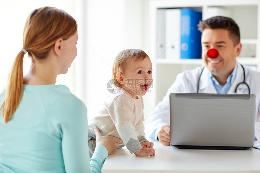 医学,医疗,儿科红鼻日的快乐的婴儿与母亲医生与笔记本电脑诊所婴儿母亲医生红鼻子日图片