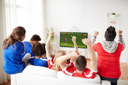 球迷电视上看足球比赛庆祝胜利图片