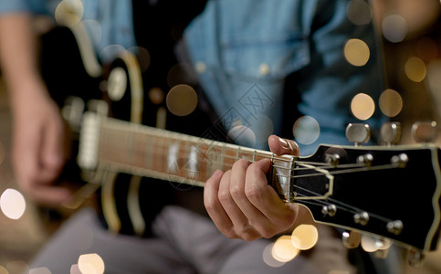 音乐,人,乐器娱乐活动男吉他手演播室排练节日灯光演播室排练的时候特写男人弹吉他背景