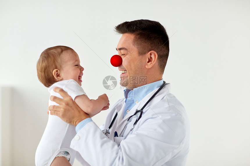 医学,医疗,儿科红鼻日的快乐的医生儿科医生抱着婴儿诊所的医疗检查红鼻子日医生的快乐宝宝图片