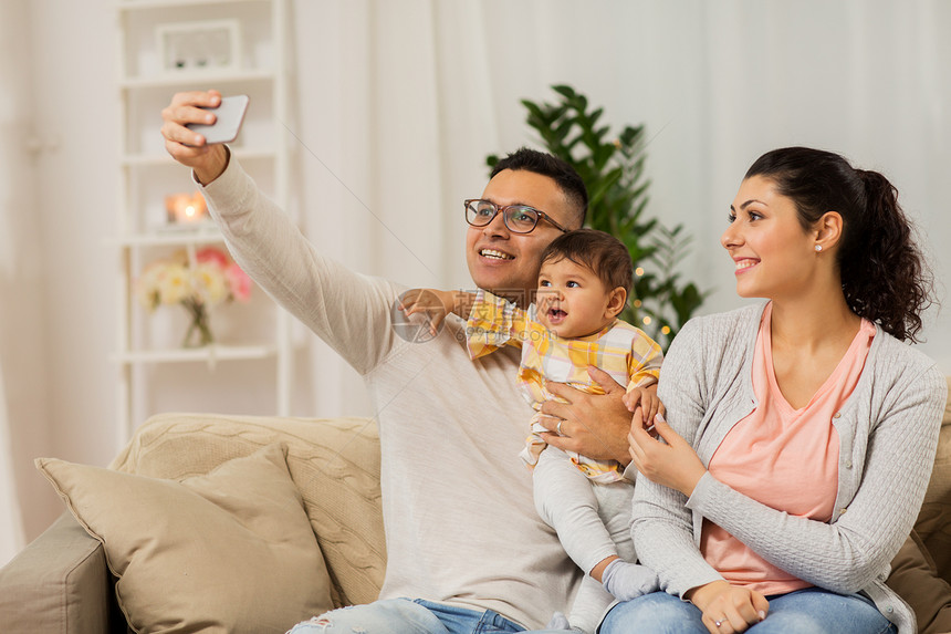 家庭,技术,父母人的快乐的母亲父亲与婴儿女儿家里用智能手机自拍妈妈爸爸带着宝宝家自拍图片
