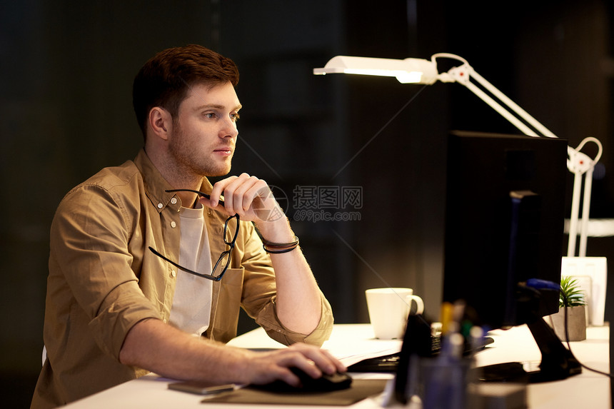 商业,截止日期技术男人与计算机工作夜间办公室电脑的人深夜办公室工作图片