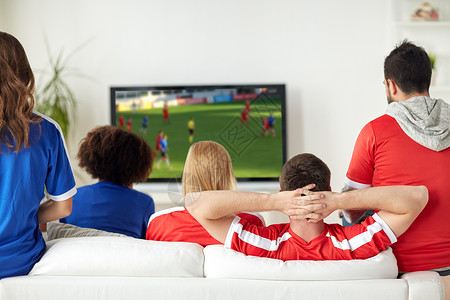 休闲,体育娱乐活动朋友球迷家里看足球比赛朋友球迷家看电视比赛图片