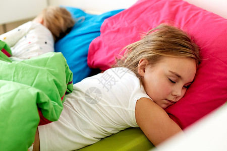 童,睡觉时间休息的小女孩姐妹睡家里的床上小女孩睡家里的床上图片