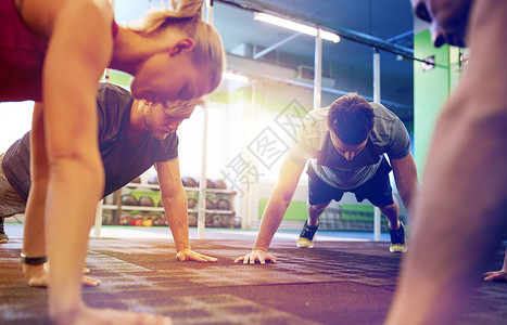 健身,运动,锻炼,训练健康的生活方式群人健身房直臂木板群人健身房直臂木板图片