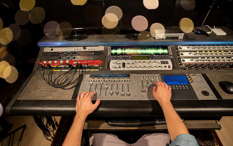 音乐,技术,人设备的人用混合控制台录音棚音乐录音室用混合控制台的人图片