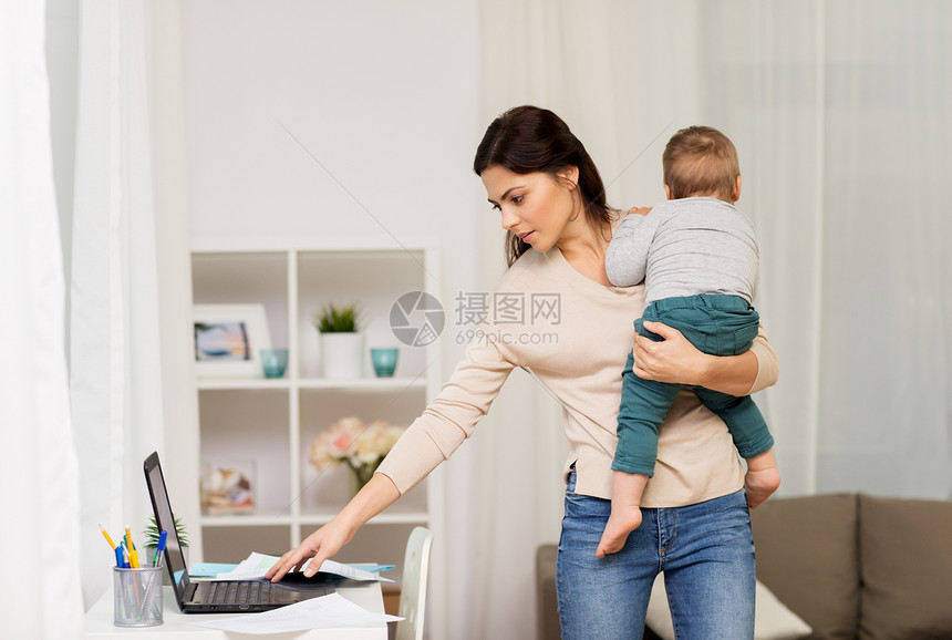 母亲,多任务,家庭技术母亲与婴儿,笔记本电脑文件工作家里母亲带着孩子笔记本电脑家工作图片