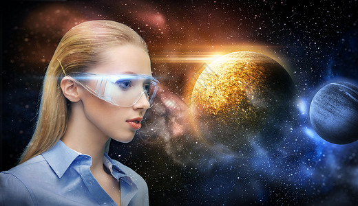 安卓系统素材,未来技术人的美丽的未来主义女人虚拟现实眼镜上的行星恒星背景太空上虚拟现实眼镜中的女人背景