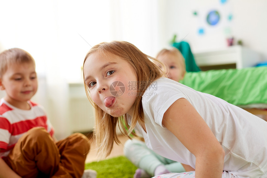 童,休闲部表情的女孩家里展示舌头家里露舌头的女孩图片