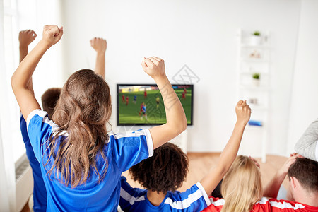 游戏电视休闲体育娱乐活动快乐的朋友球迷电视上看足球比赛,并家里庆祝胜利朋友球迷家看电视比赛背景