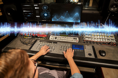 dj声音素材音乐,技术,人设备的人混合控制台录音棚音乐录音室混合控制台的人背景