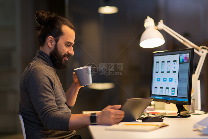 截止日期,技术人的创意男子平师与平板电脑电脑工作深夜办公室喝咖啡创造力的人,电脑办公室工作很晚图片