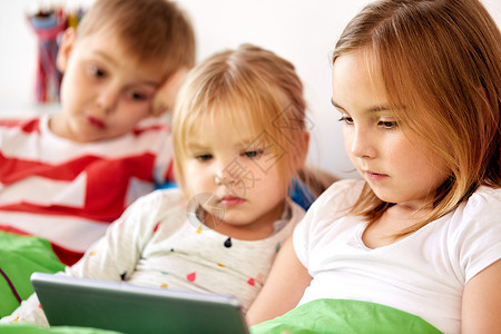 童,技术家庭小孩子家里床上平板电脑家里平板电脑的小孩子图片