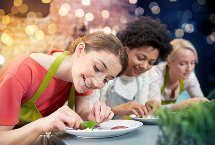 烹饪课,友谊,食物人的快乐的女人厨房用盘子饭装饰盘子快乐的女人饭装饰盘子图片