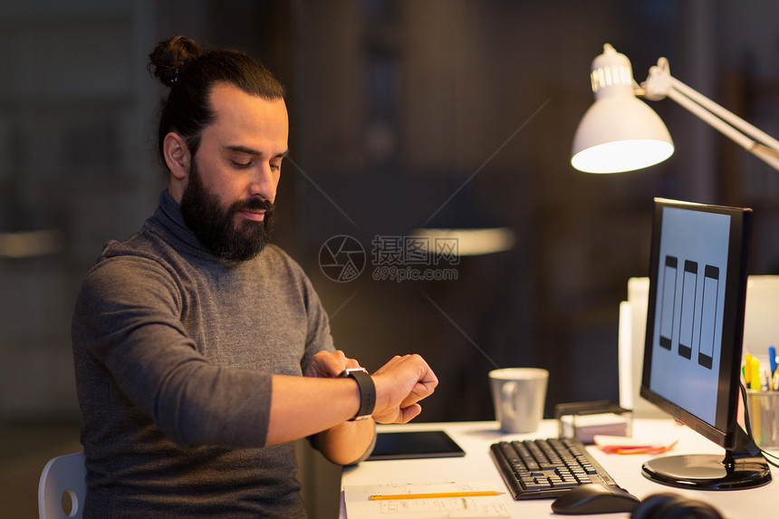 截止日期,技术人的创造的人与智能手表电脑工作深夜办公室晚上办公室智能手表电脑的男人图片