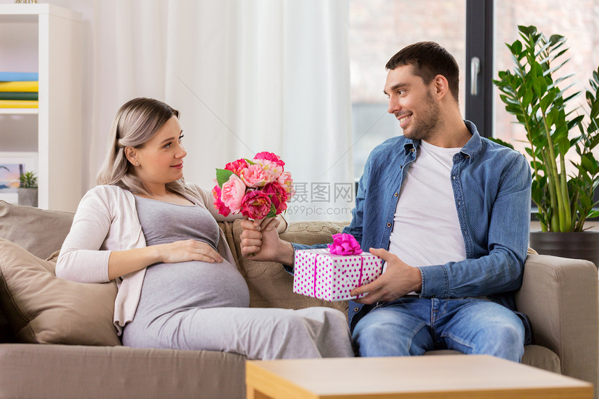 节日,怀孕问候的快乐的男人家里给孕妇送花男人家给孕妇送花图片