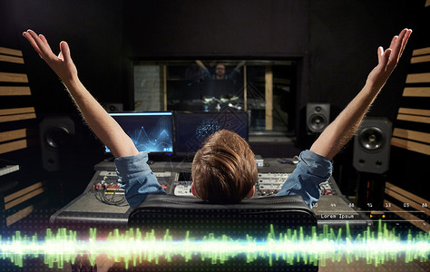 音乐,技术,人设备的快乐的人混合控制台录音棚音乐录音室混合控制台的人图片