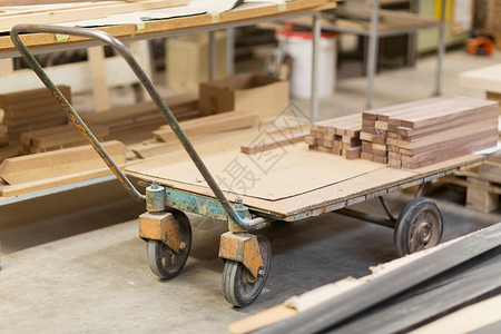 生产制造木工行业家具厂车间旧装载机上的板家具厂车间装载机上的木板图片