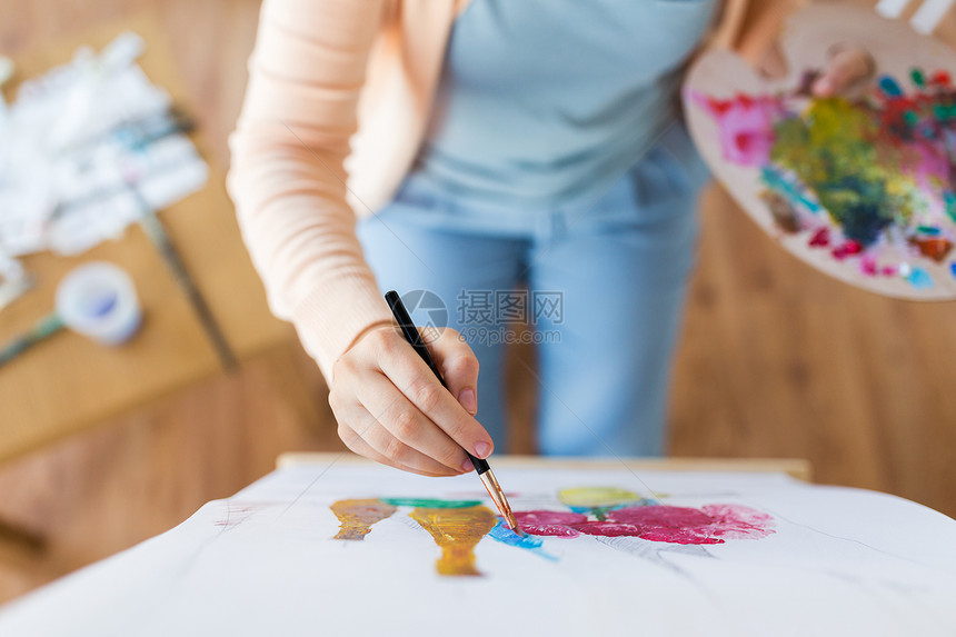 艺术,创造力人的接近艺术家与调色板油漆刷画生活纸工作室艺术家与调色板画笔绘画工作室图片