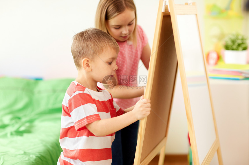 童,休闲人的快乐的孩子家里画粉笔板快乐的孩子家里画粉笔板图片