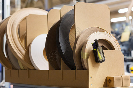 胶带生产生产制造木工行业的同的单板边带胶带存放家具厂木工工厂的单板边带胶带背景
