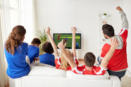 游戏电视体育人娱乐活动快乐的朋友球迷电视上看足球比赛,并家里庆祝胜利足球迷家看电视上的足球比赛背景