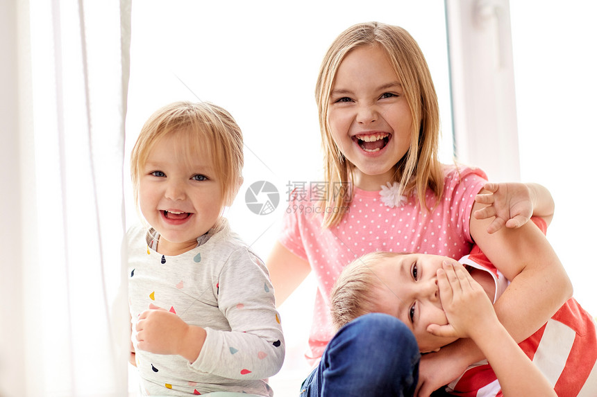 童,休闲家庭快乐的孩子拥抱窗口快乐的小孩子窗户前拥抱图片