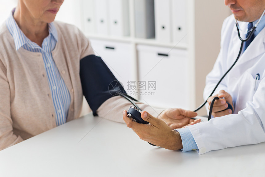 医学,医疗人的密切老妇女病人医生的血压计测量血压医院血压计的医生医院的老年女子图片