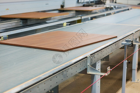 生产制造木工行业家具厂车间输送机上的木板加工家具厂传送带上的木板图片